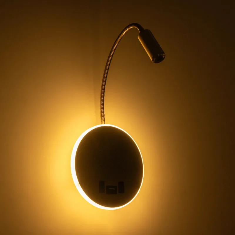 GLOBOSTAR® GOOSE 61697 Μοντέρνο Φωτιστικό Τοίχου - Απλίκα Ξενοδοχείου Reading Light με Φορτιστή USB 3A LED 6W 540lm 36° & 360° AC 220-240V IP20 Θερμό Λευκό 2700K - CREE XPE & Lumileds SMD Chip - Χρυσό Βούρτσας - Μ15.5 x Π15 x Υ30.5cm - 3 Χρόνια Εγ