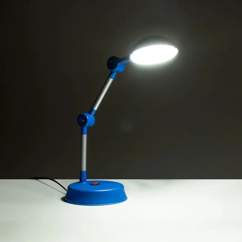 GLOBOSTAR® MICHEL 202-0063 Μοντέρνο Επιτραπέζιο Φωτιστικό Γραφείου LED 6W 540lm 120° AC 220-240V IP20 Ψυχρό Λευκό 6000K - Lumileds SMD Chip - Μπλε - Μ15 x Π15 x Υ51cm - 2 Χρόνια Εγγύηση