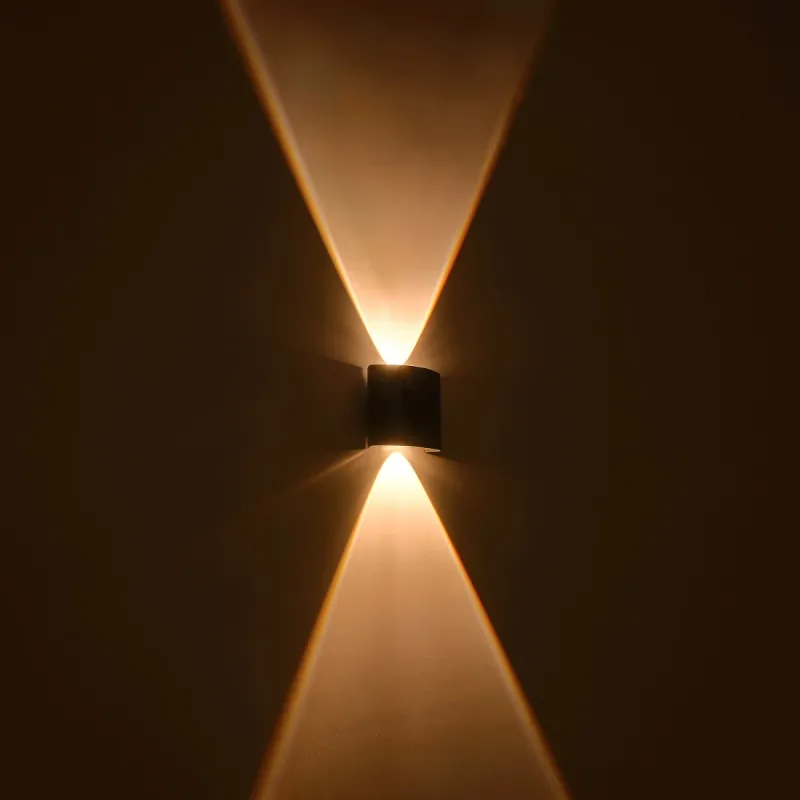 GLOBOSTAR® SIXOAD 60676 Μοντέρνο Φωτιστικό Τοίχου - Απλίκα LED 4W 400lm 30° AC 220-240V Αδιάβροχο IP65 Θερμό Λευκό 2700K - CREE XPE Chip & TÜV SÜD Driver - Μαύρο Ματ - Μ8.5 x Π3.5 x Υ8cm - 5 Χρόνια Εγγύηση