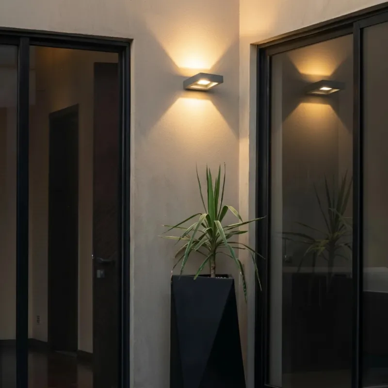 kelvo® AURA KLV-101-0117 Φωτιστικό Τοίχου / Απλίκα LED 7W 875lm 45° AC 220-240V Αδιάβροχο IP65 Θερμό Λευκό 2700K - Bridgelux COB Chip & TÜV SÜD Driver - Γκρι Ανθρακί Ματ - Μ13 x Π15 x Υ4.5cm - 5 Χρόνια Εγγύηση