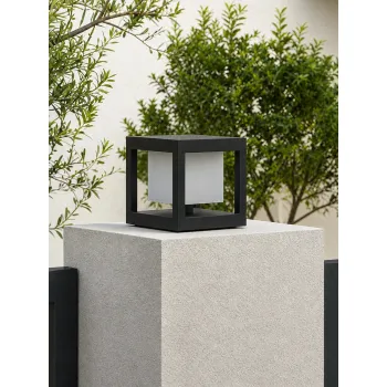 GLOBOSTAR® PRISM GLB-103-0017 Φωτιστικό Κολωνάκι Κήπου LED 10W 900lm 90° AC 220-240V Αδιάβροχο IP65 Θερμό Λευκό 2700K - Sanan SMD Chip - Μαύρο Ματ - Μ15 x Π15 x Υ16cm - 3 Χρόνια Εγγύηση
