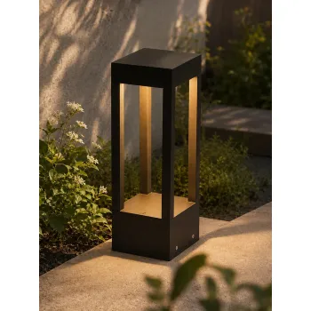 GLOBOSTAR® PRISM GLB-103-0019 Φωτιστικό Κολωνάκι Κήπου LED 8W 720lm 90° AC 220-240V Αδιάβροχο IP65 Θερμό Λευκό 2700K - Sanan SMD Chip - Μαύρο Ματ - Μ11 x Π11 x Υ30cm - 3 Χρόνια Εγγύηση